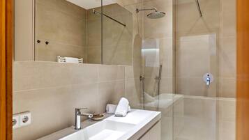 Dusche, kostenlose Toilettenartikel, Handtücher