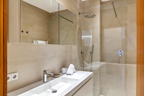 Regadera, amenidades de baño gratuitas, toallas 