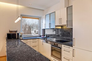 Køleskab, mikrobølgeovn, ovn, kogeplade