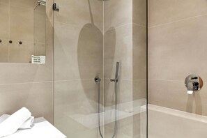Dusche, kostenlose Toilettenartikel, Handtücher