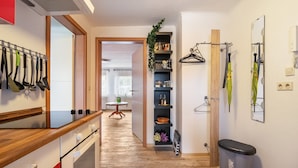 Una cocina con encimera de madera, un tendedero con utensilios y vistas a un comedor.