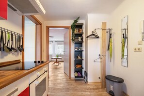 Fridge, microwave, oven, stovetop - Apartment 'Blumen' with Shared Terrace and Wi-Fi (Radeberg)