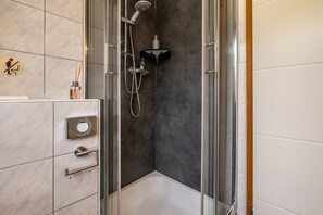 Dusche, Haartrockner, HandtĂŒcher