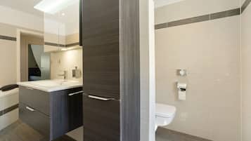 Badewanne, Haartrockner, Handtücher