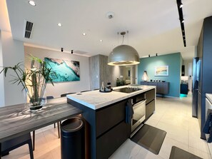 Kühlschrank, Mikrowelle, Ofen, Herdplatte