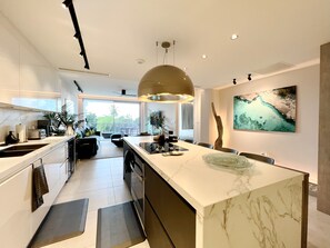 Kühlschrank, Mikrowelle, Ofen, Herdplatte