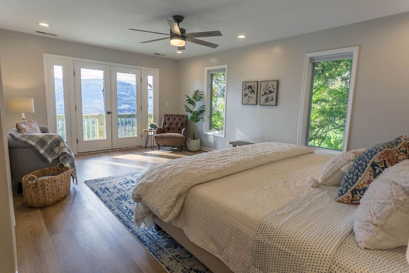 4 habitaciones, escritorio y tabla de planchar con plancha 