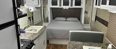 1 habitación, escritorio, tabla de planchar con plancha y wifi gratis