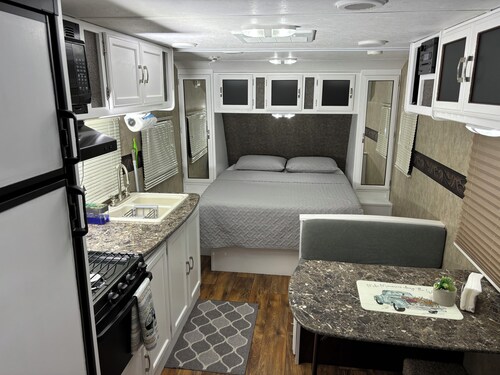 Comfortable RV_Self Check-in, freeWIFI, Free parking, full kitchen, bathroom.