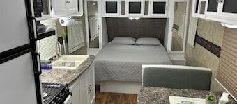 Comfortable RV_Self Check-in, freeWIFI, Free parking, full kitchen, bathroom.