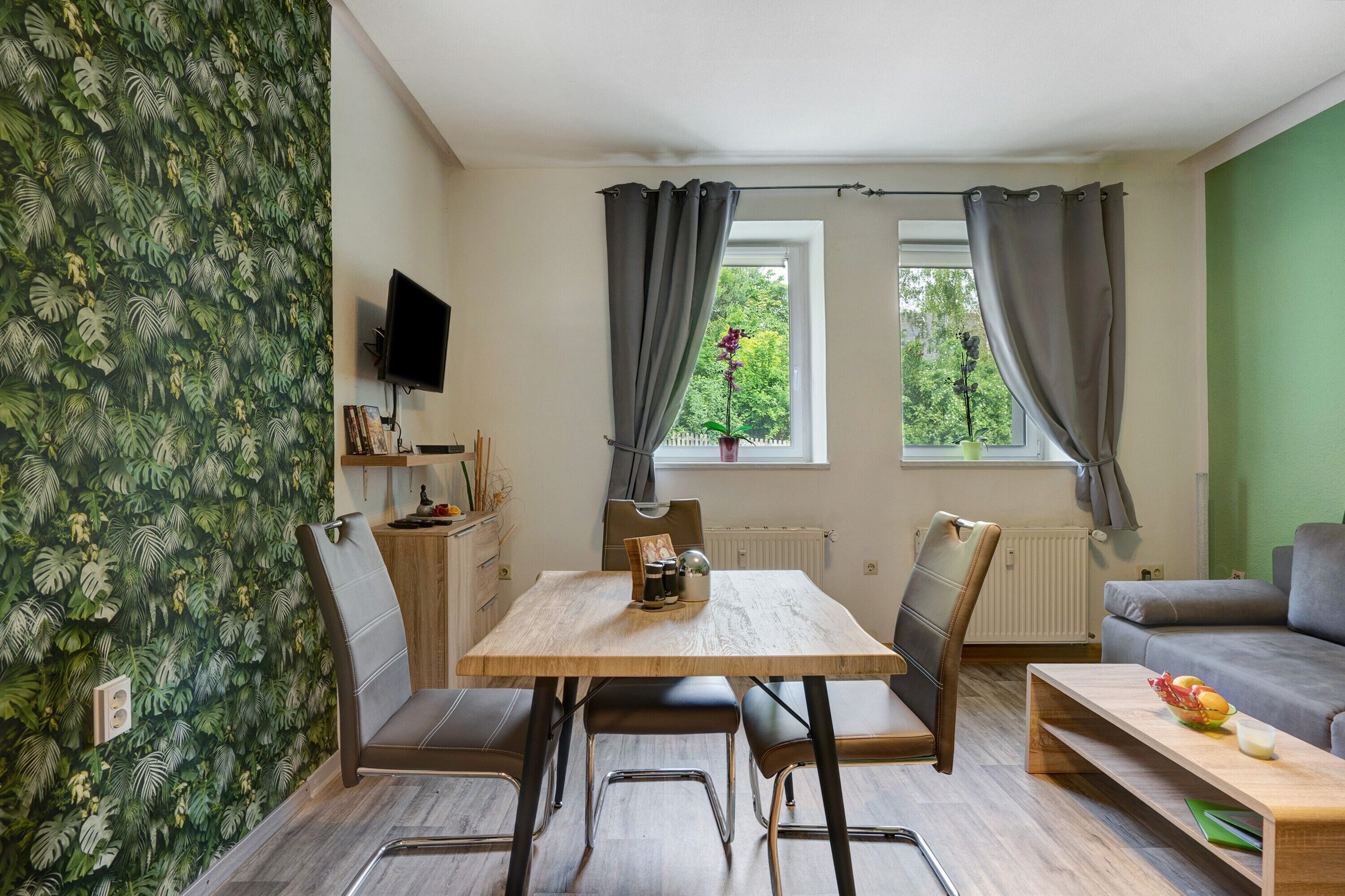 Een televisie, een dvd-speler en een stereo