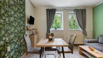 Fernseher, DVD-Player, Stereoanlage