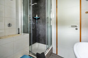 Douche, sèche-cheveux, serviettes fournies