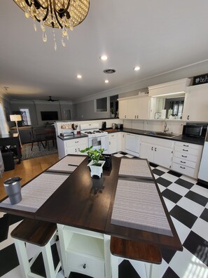 Køleskab, mikrobølgeovn, ovn, kogeplade