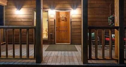 Triple Oaks Retreat · Cozy & Welcoming!