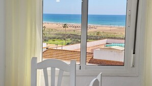 Una habitación con vista a la playa y al océano.