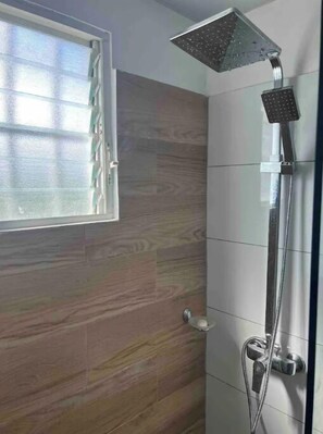 Shower, towels, soap, shampoo - Entire Luxury Condo w/ Balcony Near Beaches (Santo Domingo Este)