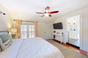 3 bedrooms, iron/ironing board, internet, bed sheets - Dog-friendly home with a porch, washer/dryer, balcony, & updated appliances (Eureka Springs)