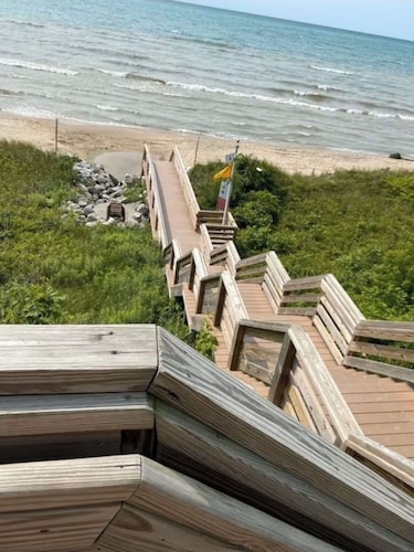 Webster Cottage - 1 minute walk to beach!