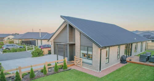 Warm Safe Quiet Spacious Family Home, Sleeps 7