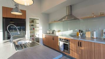 Frigorífico, microondas, horno y placa de cocina