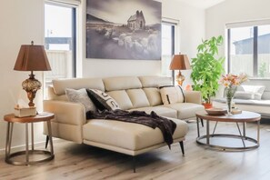 Smart-TV, Tischfußball, Bücher, Stereoanlage