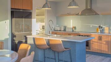 Jääkaappi, mikroaaltouuni, uuni, liesi