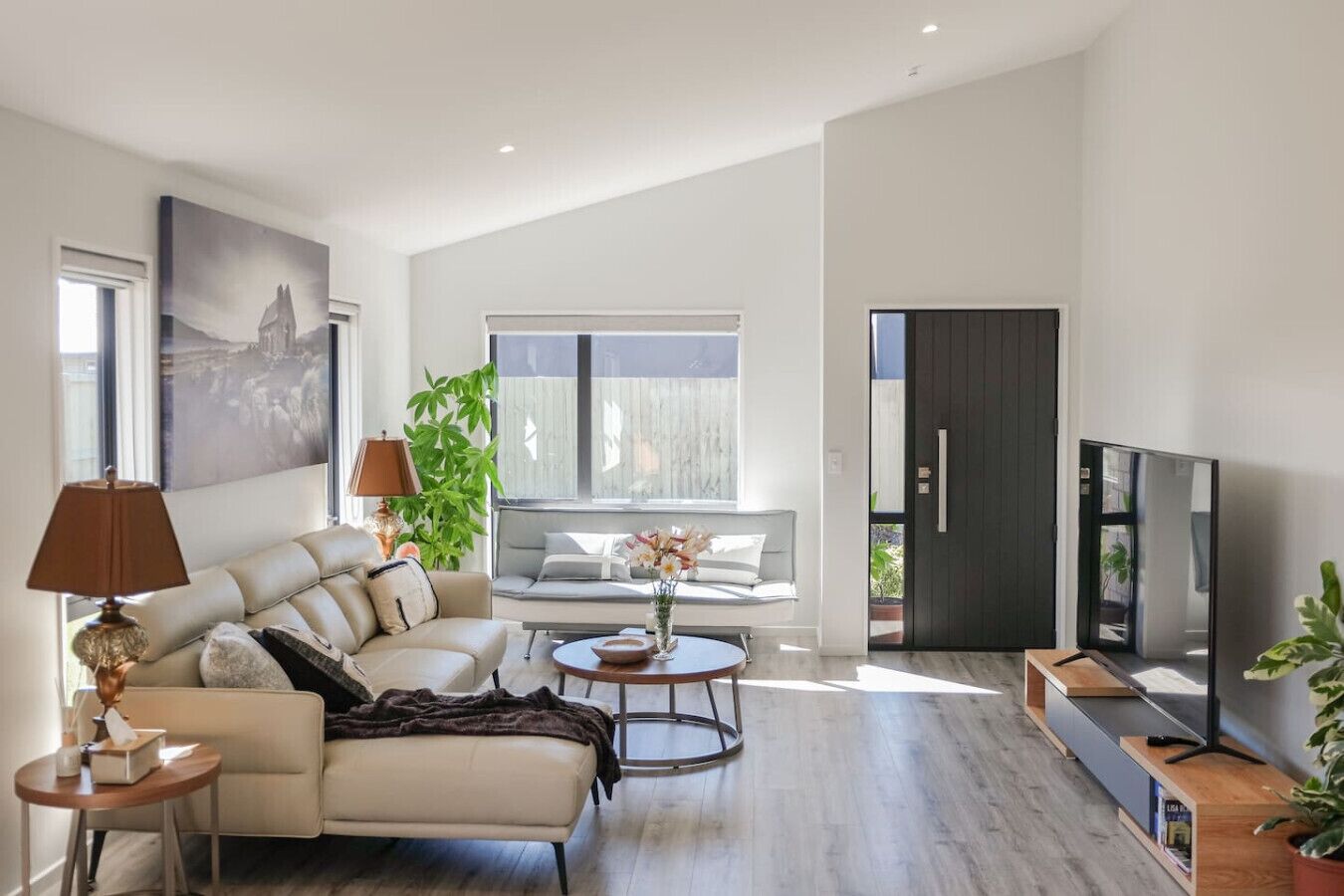 Smart TV, pebolim, livros, aparelho de som