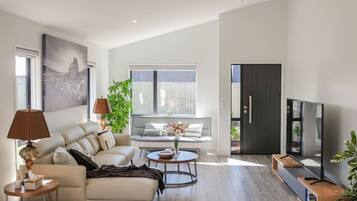 Älytelevisio, pöytäjalkapallopöytä, kirjoja, stereot