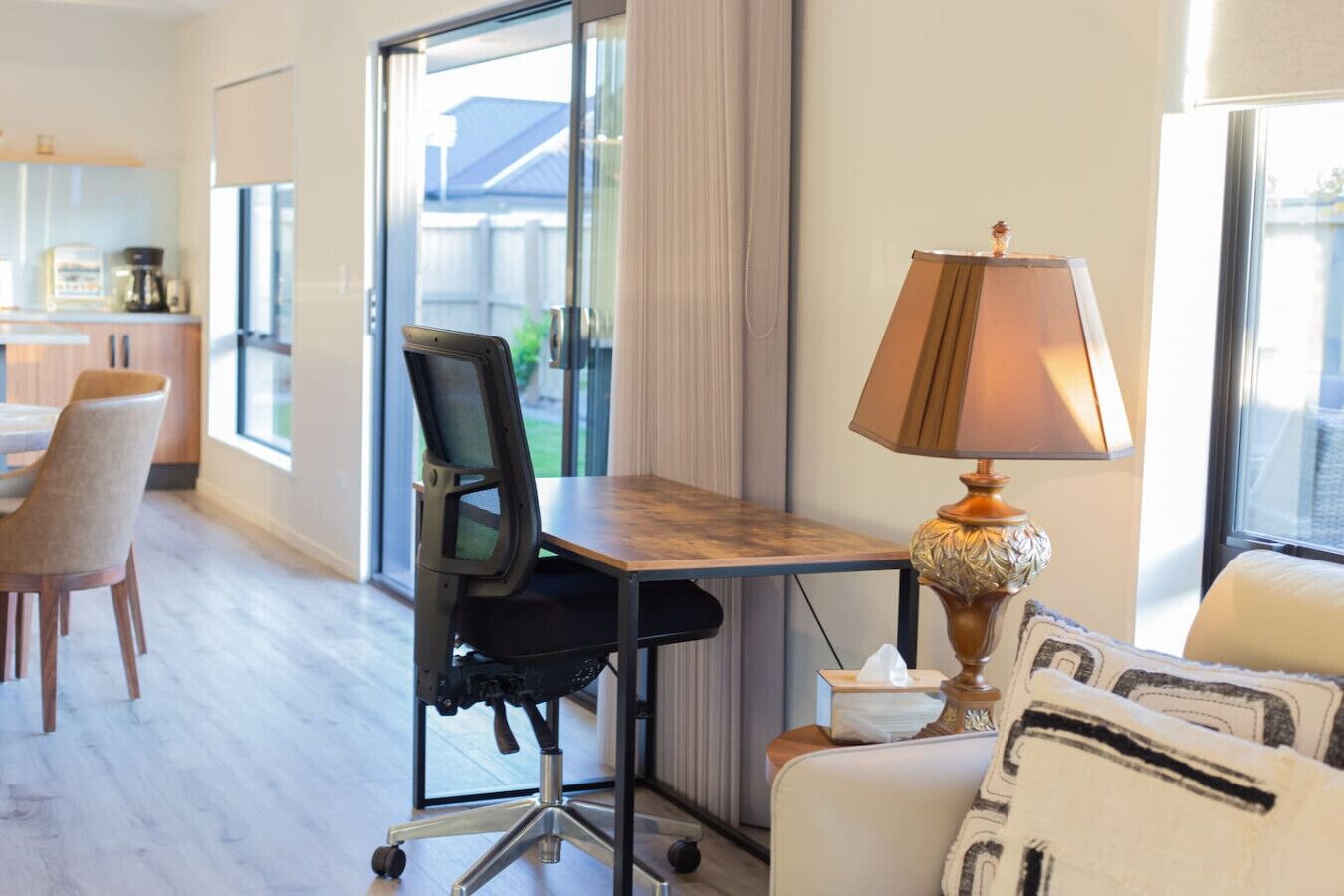 Work space in the common areas separate from the study nook in the hallway.公共区域设有工作空间，与走廊上的学习角区分开来