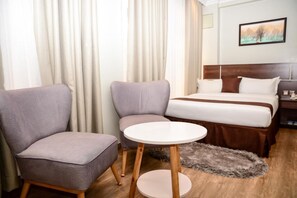 Escritorio, cortinas blackout y tabla de planchar con plancha