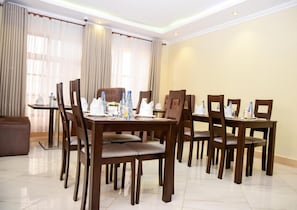 فطور كامل مجانًا يوميًا