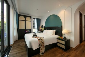 Minibar, caja de seguridad en la habitación y decoración personalizada 