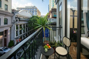 Kamar Double Royal, balkon, pemandangan kota | Minibar, brankas, dan didekorasi berbeda-beda
