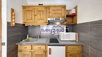 KylskÄp, mikrovÄgsugn, brödrost och grytor/köksredskap