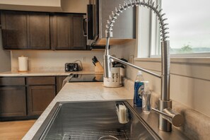 Fridge, microwave, oven, dishwasher - Harbor View Apartment (Crescent City)