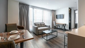 Apartment | Living area | 42-inch Smart TV with cable channels, TV - Morph Chico (Bogotá)