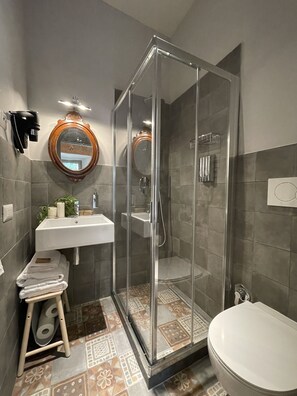 Quarto conforto | Banheiro | Chuveiro, chuveiro com efeito de chuva, secador de cabelo 