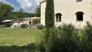 Ein Gebäude mit einer beige farbenen Fassade, Bogenfenstern und einem kleinen Balkon.