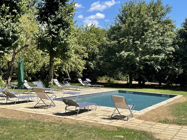 Kauden mukainen ulkouima-allas, aurinkovarjoja, aurinkotuoleja