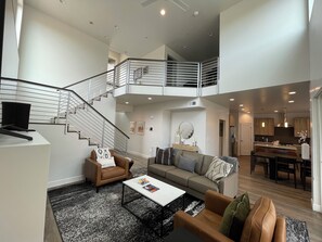 Smart TV, caminetto, libri