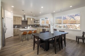 Dining - Beautiful New 4 Bedroom Home with views Minutes from Arches (Moab)