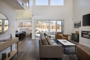 Smart TV, caminetto, libri