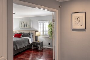 4 makuuhuonetta, työpöytä, silitysrauta/-lauta, vauvan matkasänky