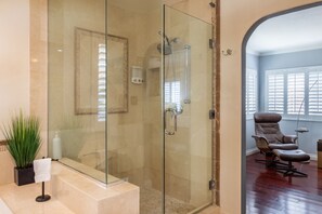 Combined shower/tub, jetted tub, hair dryer, towels