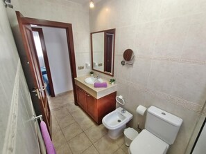 Ducha, secador de pelo y toallas