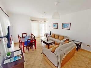 Tv, dvd-afspiller, stereoanlæg