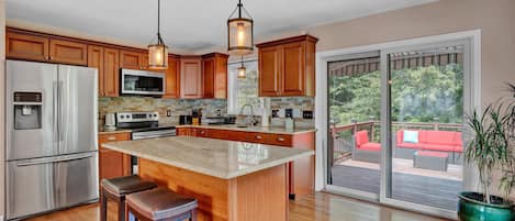 Réfrigérateur, micro-ondes, plaque de cuisson