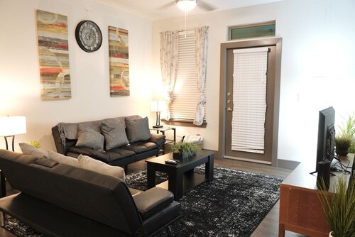 Lavish 2Bd/2Ba- IAH Area