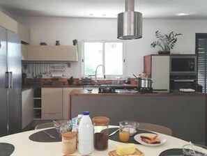 Een koelkast, een magnetron, een oven, een kookplaat